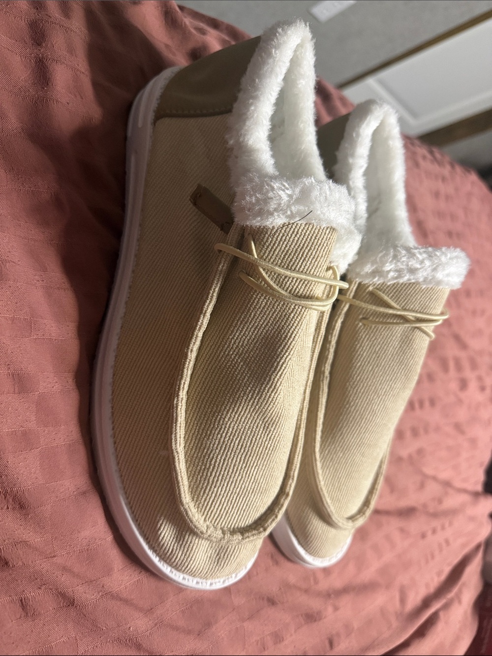 Cozy Faux Fur-Lined Slip-On Slippers in Beige, Cream and White